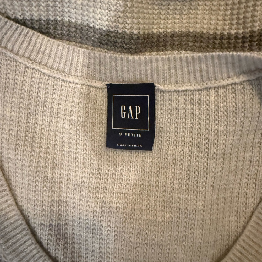 GAP Gray Knit Sweater - Picture 4 of 4
